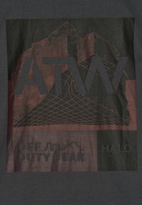 Ciemnoszary T-shirt z grafiką zawierającą tekst „ATW” i „OFF DUTY GEAR” oraz geometryczny wzór gór w odcieniach czerwieni.