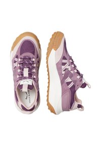 Sneaker viola con tomaia in suede e mesh, suola in gomma e accenti bianchi. Presenta lacci e un linguetta per facilitarne l'indossamento.