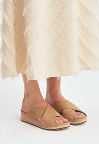 RYŁKO - Klapki płaskie