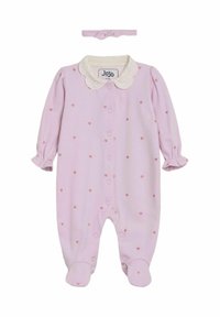 Helles rosa Babystrampler mit einem weißen, gepunkteten Kragen, kleinen Herzmustern, langen Ärmeln, Druckknopfverschluss und passendem Haarband.