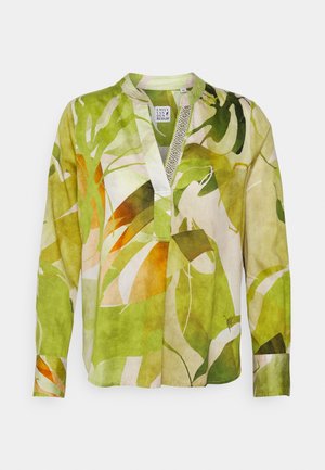 Blouse à manches longues avec motif abstrait de feuilles vertes, jaunes et oranges, col en V avec bordure décorative et design sans col.