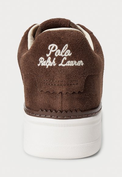 Sneaker in camoscio marrone con suola in gomma bianca. Caratterizzato da ricamo "Polo Ralph Lauren" sul retro, con una superficie texturizzata e liscia.
