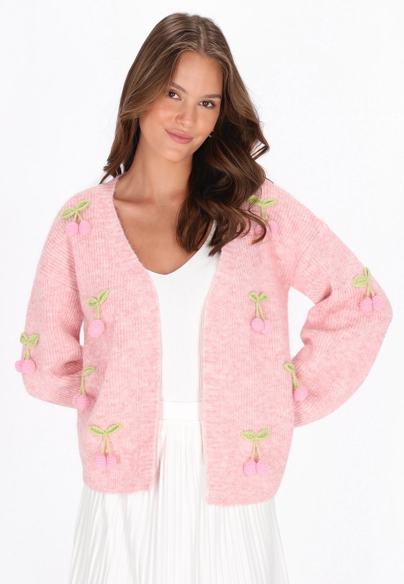 Rosa stickad cardigan med körsbärsbroderi i rosa och grönt. Har en V-ringning och öppen front, med långa, avslappnade ärmar.