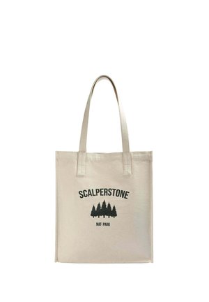 Beige Stofftasche mit dunkelgrünem Text "SCALPERSTONE" und Baumgrafik. Sie hat lange Träger und eine schlichte, rechteckige Form.