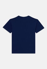 T-shirt de algodão azul-marinho com gola redonda, mangas curtas e uma textura suave. A parte de trás apresenta um design simples, sem gráficos ou etiquetas.