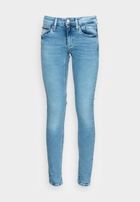 Lichtblauwe skinny jeans met voorzakken, riemlussen en knoopsluiting, weergegeven tegen een effen witte achtergrond.