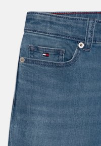 Tommy Hilfiger Vaqueros tapered - denim maldive mid