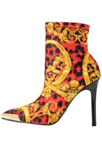 Stivale alla caviglia con stampa leopardata rossa e nera, motivo barocco dorato, punta affusolata, tacco a stiletto e dettagli neri lucidi.