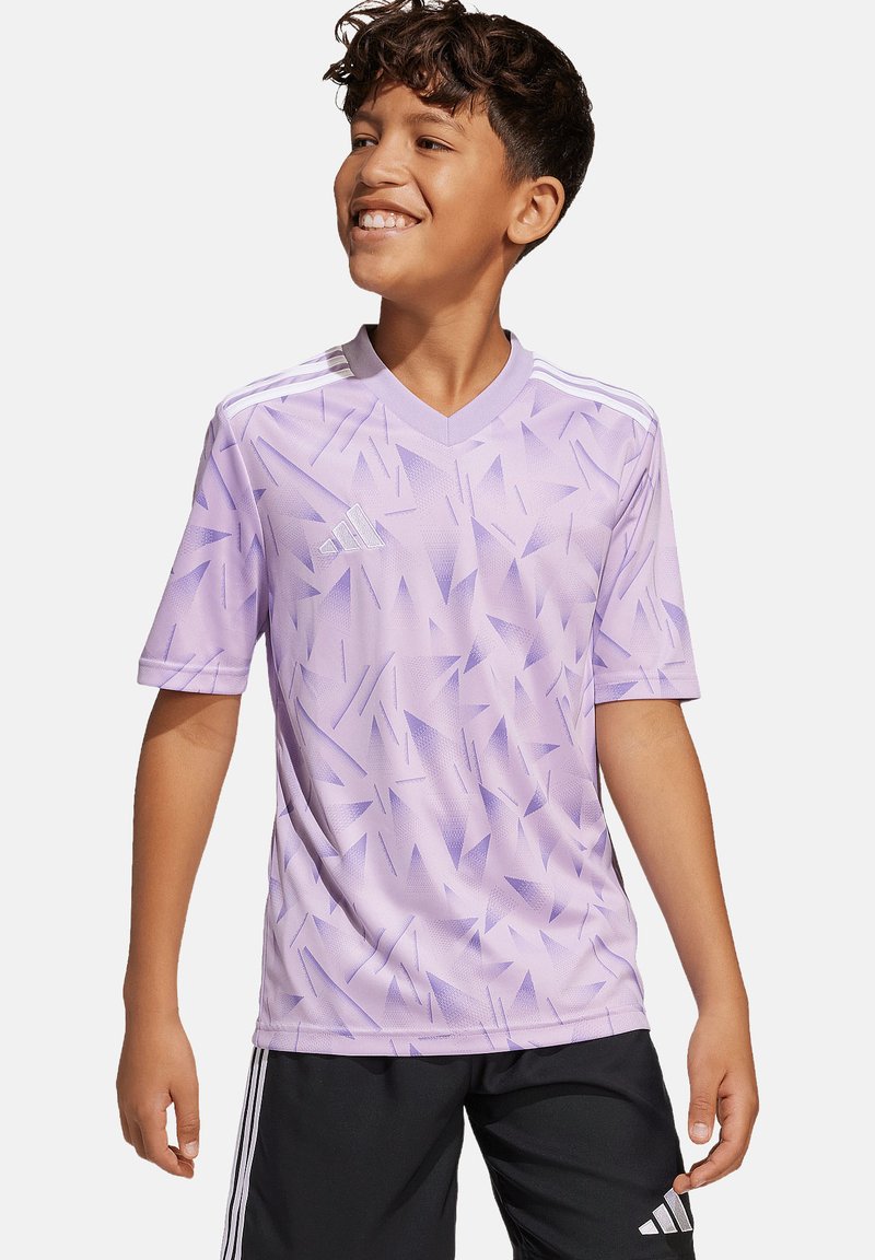 Maglietta da calcio corta viola con un motivo geometrico, design a V e tre strisce bianche sulle spalle. Presenta un logo Adidas.