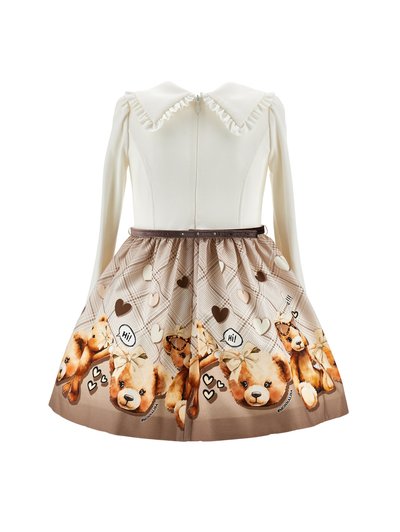 Robe couleur crème avec col à volants, dotée d'une jupe à motifs marron ornée d'illustrations de nounours et de cœurs.