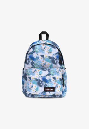 Mochila con un diseño de flores en tonos azules, que cuenta con un compartimento principal, un bolsillo frontal y un parche de logo negro. Tela suave y duradera.