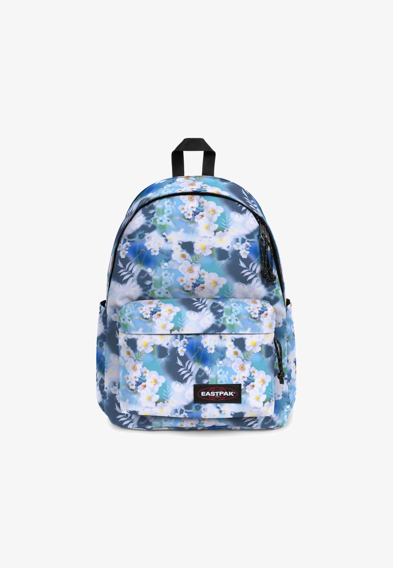 Plecak w kwiatowy wzór w odcieniach niebieskiego, z główną komorą, przednią kieszenią i czarną łatą z logo. Gładki, trwały materiał.
