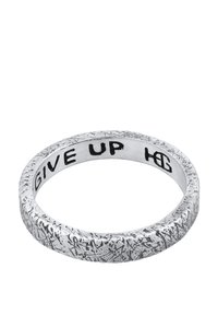 Inel argintiu cu o suprafață texturată și un text interior gravat în negru care spune "RENUNȚĂ." Design simplu, elegant, cu o finisare mată.