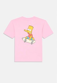 Camiseta de algodón rosa con un personaje de dibujos animados en una patineta. El diseño es colorido, con una expresión juguetona y detalles contorneados.