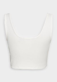 Vit ribbad kort tanktopp med rundad halsringning och breda axelremmar, med en slät och elastisk textur.