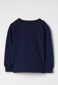 Langärmliges, marineblaues Baumwoll-T-Shirt mit rundem Halsausschnitt und geradem Saum. Weiche Textur, keine sichtbaren Muster oder Akzente.