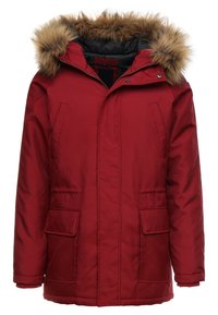 Parka de invierno roja con capucha adornada con pelo sintético, cremallera, dos bolsillos delanteros y puños acanalados. Textura lisa y acolchada para mayor calidez.