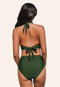 Groene bikini set met een halternek ontwerp en een striksluiting op de rug, aangevuld met hoge taille broekjes. Soepele, rekbare stof.