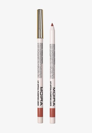 Moira lip appeal plumping liner in zachte rooskleur, getoond gesloten met gouden dop en open met zichtbare potloodpunt op een witte achtergrond.