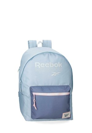 Mochila Reebok azul claro con bolsillo frontal azul más oscuro y tirador de cremallera rosa, con el logo de Reebok en la parte delantera.
