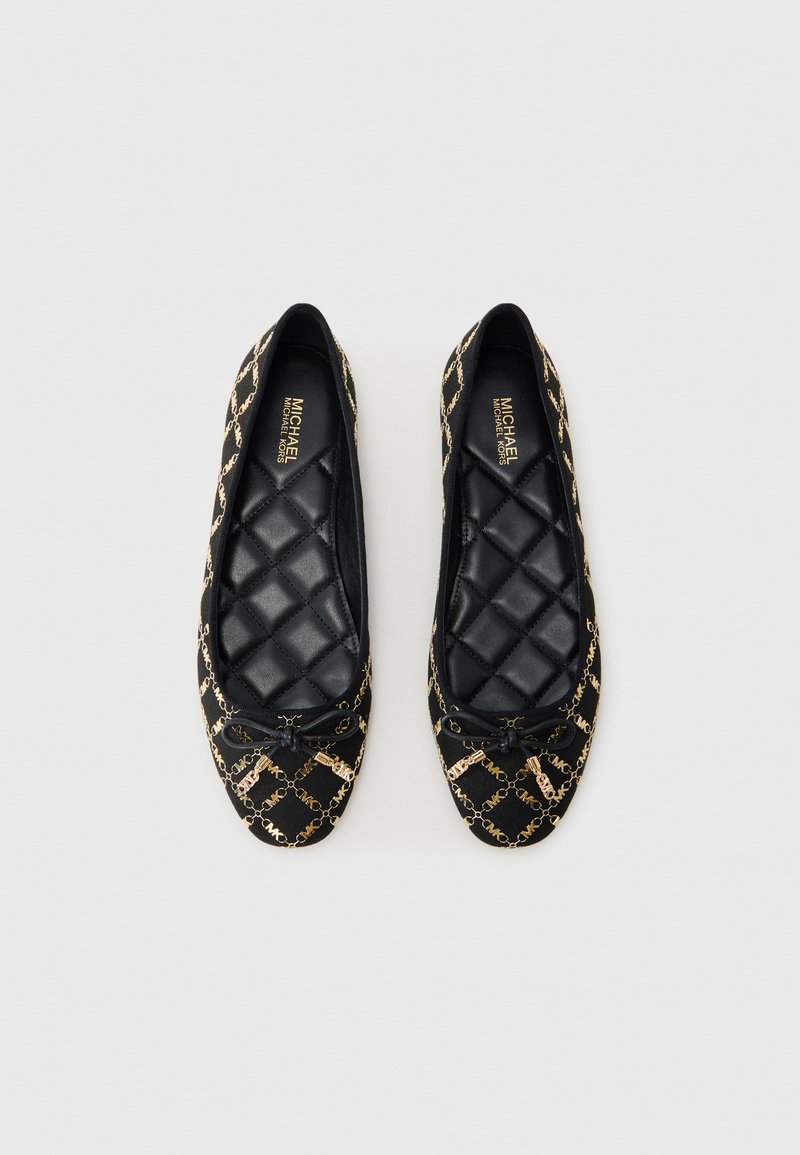Ballerine nere trapuntate con motivo a logo dorato, punta arrotondata e dettaglio a fiocco nella parte anteriore. Interno liscio con soletta imbottita.