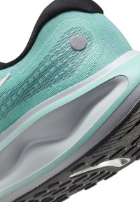 Nike Performance JOURNEY - Zapatillas running asfalto - green frost black armoury navy pale ivory