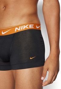 Nike Underwear TRUNK 3 PACK - Uske bokserice - black moon/dragon red/armory navy