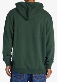 Zelená mikina s kapucí a klokaní kapsou, žebrovanými manžetami a lemem. Měkká tkanina s jednoduchým designem, zobrazující zadní pohled a kapuci.