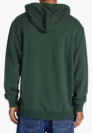 Sudadera verde con capucha, bolsillo tipo canguro, puños y dobladillo acanalados. Tejido suave con un diseño sencillo, mostrando una vista posterior y la capucha.