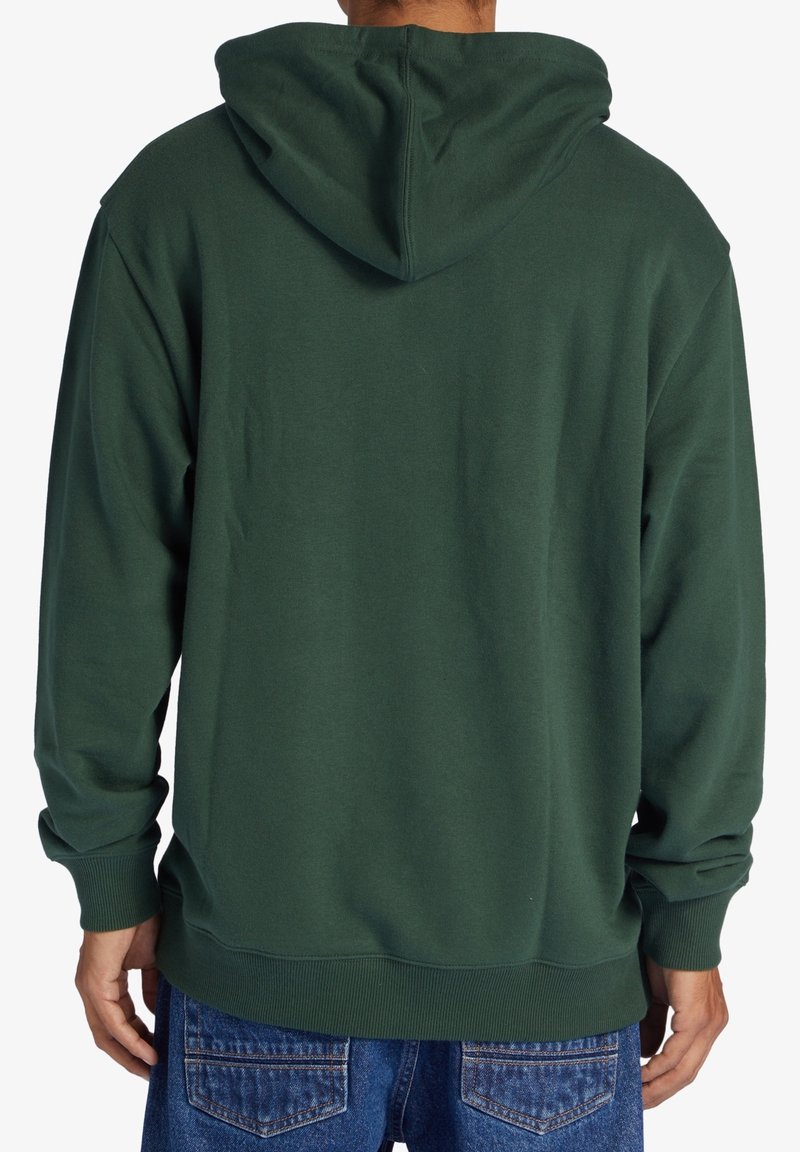 Zelená mikina s kapucí a klokaní kapsou, žebrovanými manžetami a lemem. Měkká tkanina s jednoduchým designem, zobrazující zadní pohled a kapuci.