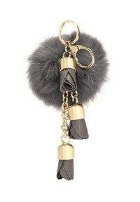 Breloc pentru chei din blană falsă gri, cu accesorii din metal aurit, având trei accente din piele rulată și un sistem de prindere metalic solid.