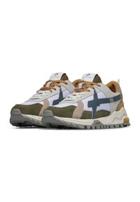 Sneaker con un mix di pannelli bianchi, verde oliva, beige e grigio chiaro. Presentano un design con accenti blu e lacci marroni. Suola testurizzata.