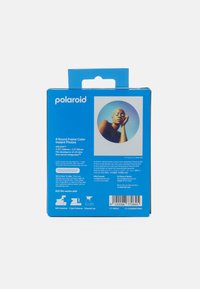 Boîte de film instantané Polaroid en pack de 8, avec cadre rond ; emballage bleu ; détails du produit et image sur le devant ; code-barres au dos.