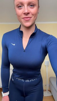 Αθλητική μπλούζα σε ναυτικό μπλε με σχέδιο με φερμουάρ τετάρτου, μακρυά μανίκια, κατασκευασμένη από λεία ύλη. Διακοσμημένη με λευκό λογότυπο Nike στο στήθος.