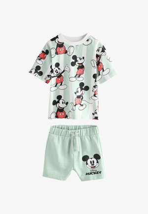 Børns to-dels sæt med en mintgrøn T-shirt med multicolor Mickey Mouse tryk og matchende shorts med et logo foran.