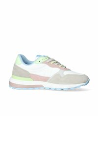 Sneakers con un mix di bianco, rosa, verde e azzurro. Materiali in suede e rete, suola testurizzata e design con lacci. Stile atletico moderno.