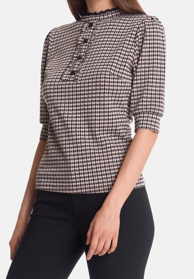 Kortärmad, rutig blus i svart, vitt och rosa med hög krage, knapplist och strukturerat tyg. Figursydd design.