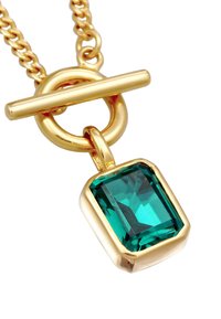 Collier en or avec un pendentif en pierre précieuse verte rectangulaire, présentant une surface facettée, une chaîne texturée et un fermoir à bascule.