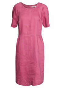 Robe à manches courtes de couleur rose vif, réalisée en tissu léger. Elle présente un col rond et une coupe droite avec des détails subtils de texture.