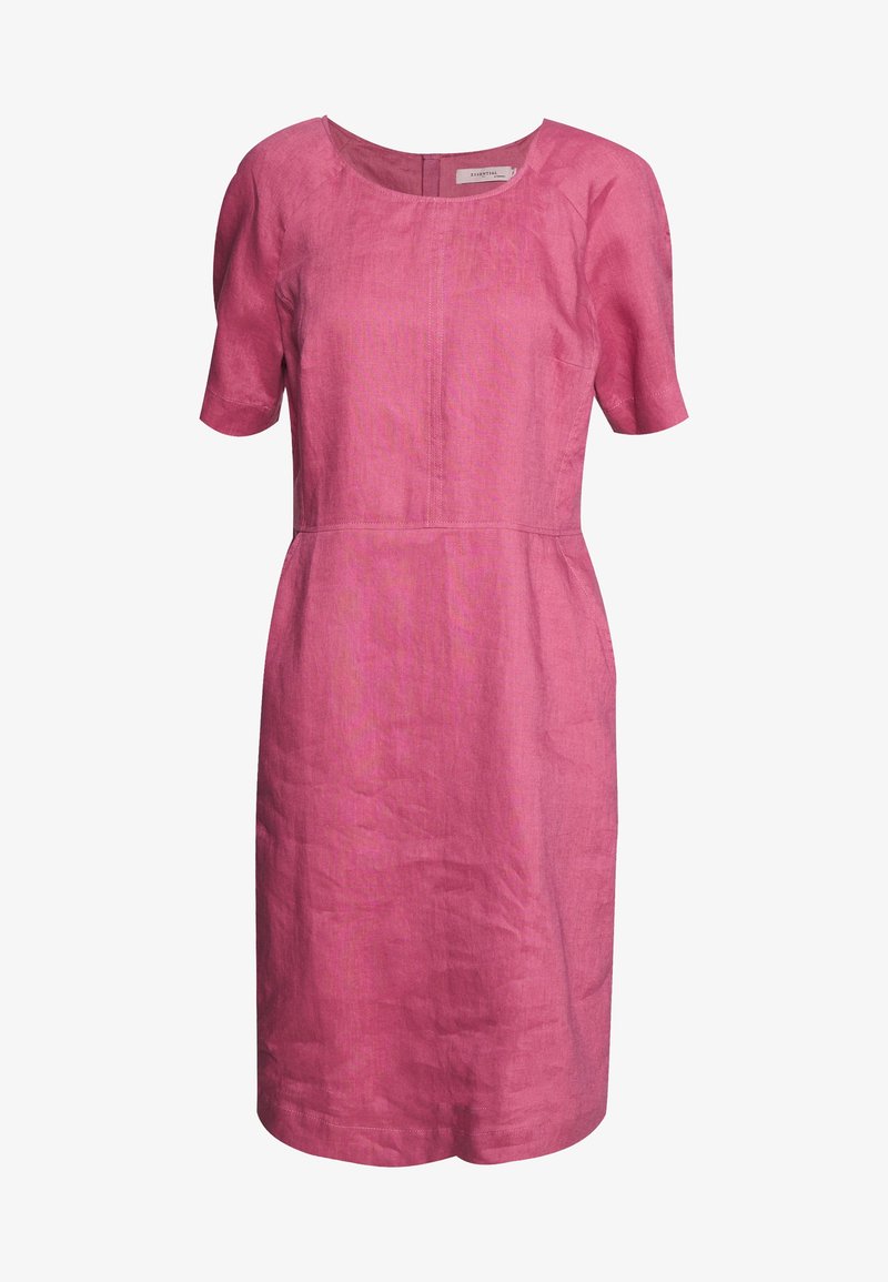 Robe à manches courtes de couleur rose vif, réalisée en tissu léger. Elle présente un col rond et une coupe droite avec des détails subtils de texture.
