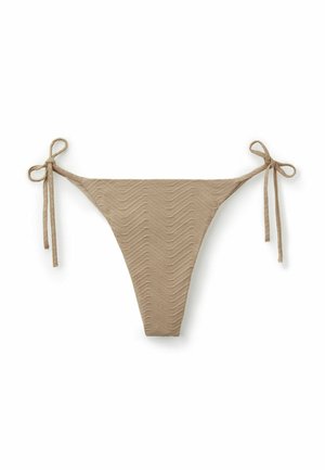 Beżowy dół od bikini z teksturowanej tkaniny z wiązaniami po bokach tworzącymi kokardki na białym tle.