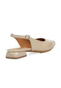 Zapato slingback beige con punta redonda, tacón cuadrado bajo, material de piel suave y un acento de hebilla dorada en la correa del tobillo.