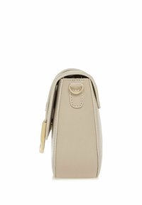 Beżowa skórzana torba na ramię o wyraźnej strukturze, z złotymi akcentami, oraz szczegółami w postaci przeszyć. Widok z boku ukazujący smukły profil i zapięcie.