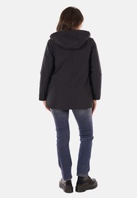 Giacca nera con cappuccio dal design snello, realizzata in materiale liscio e impermeabile, con una lunghezza media e dettagli di cucitura minimi.