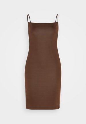 Vestido midi castanho em satin com finas alças spaghetti, forma justa e textura suave; sem padrões ou adornos visíveis.