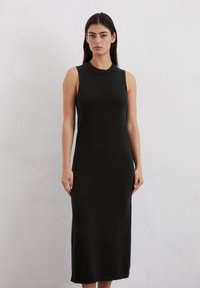 Schwarzes ärmelloses, geripptes Strickkleid mit rundem Ausschnitt und figurbetonter Silhouette, das bis zur Mitte der Wade reicht. Es hat eine strukturierte Oberfläche und dezente Saumdetails.