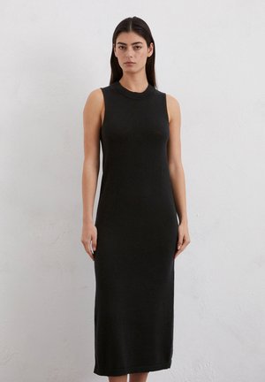 Schwarzes ärmelloses, geripptes Strickkleid mit rundem Ausschnitt und figurbetonter Silhouette, das bis zur Mitte der Wade reicht. Es hat eine strukturierte Oberfläche und dezente Saumdetails.
