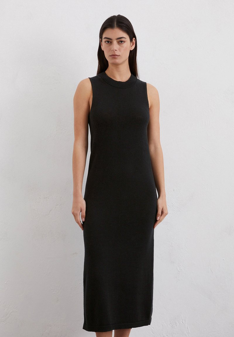 Schwarzes ärmelloses, geripptes Strickkleid mit rundem Ausschnitt und figurbetonter Silhouette, das bis zur Mitte der Wade reicht. Es hat eine strukturierte Oberfläche und dezente Saumdetails.