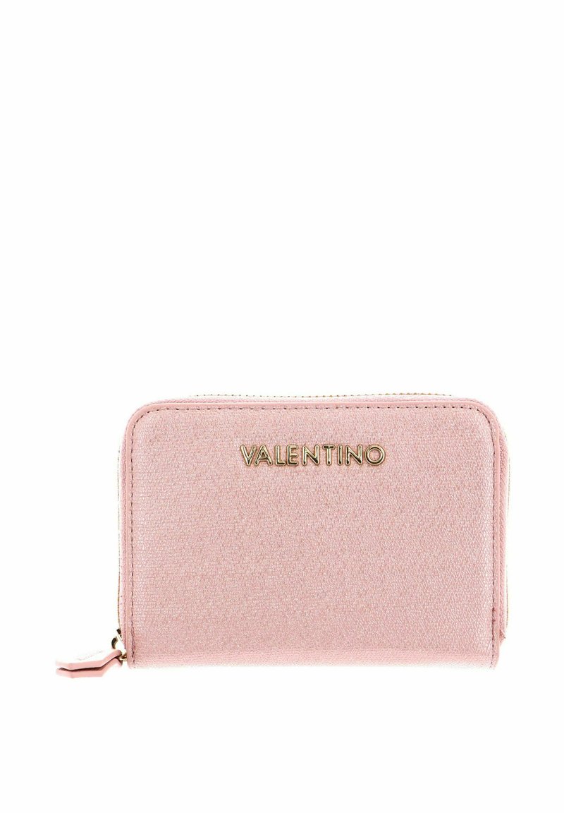 Portefeuille en tissu rose avec une finition texturée, lettrage doré "Valentino", forme arrondie et fermeture éclair avec petite languette.