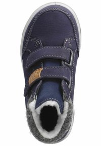 Zapato infantil azul marino con dos correas de Velcro ajustables, suave forro interior gris, parte superior de cuero texturizado y suela de goma blanca.